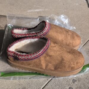 Women's Cozy Brown Slipper Shoes Size 39 /8.5-9 NWOT